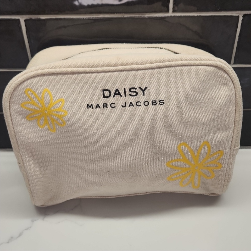 MARC JACOBS Daisy Canvas Cosmetic Bag – Yellow Flower Print – EUC 🌼